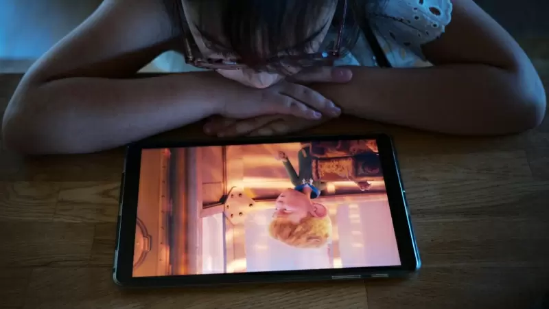 Una niña ve una serie de dibujos animados en su tablet.
